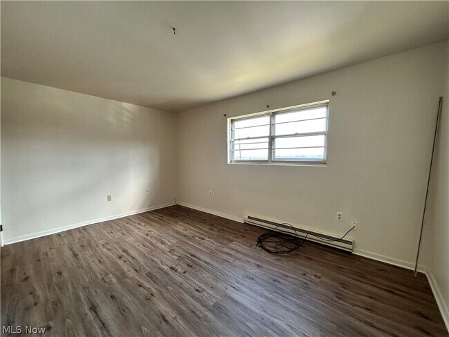 Building Photo - 407 Colonial Dr