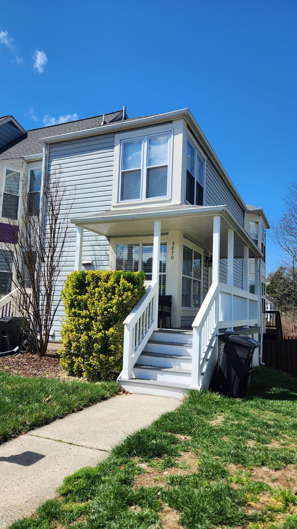 Building Photo - End-unit townhome in highly desired Kingstown