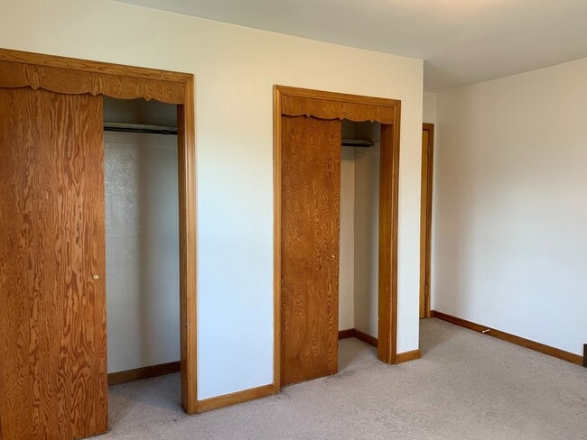 Building Photo - 5 Bedroom Across from NDSU!!