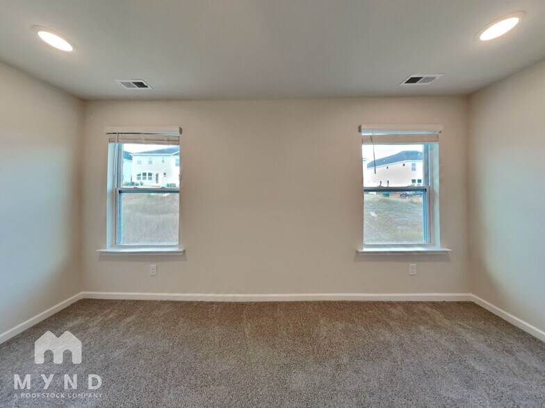 Building Photo - 136 Royal Star Wy