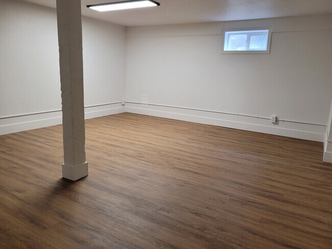 Building Photo - 1574 SE Sherrett Street