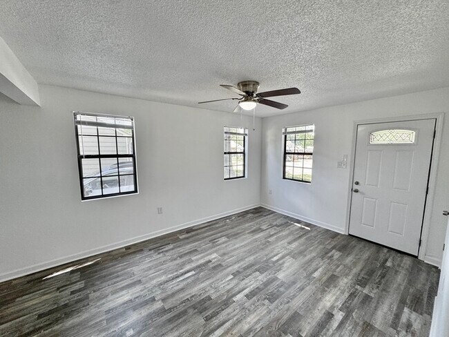 Building Photo - 3922 Pleasant Cove