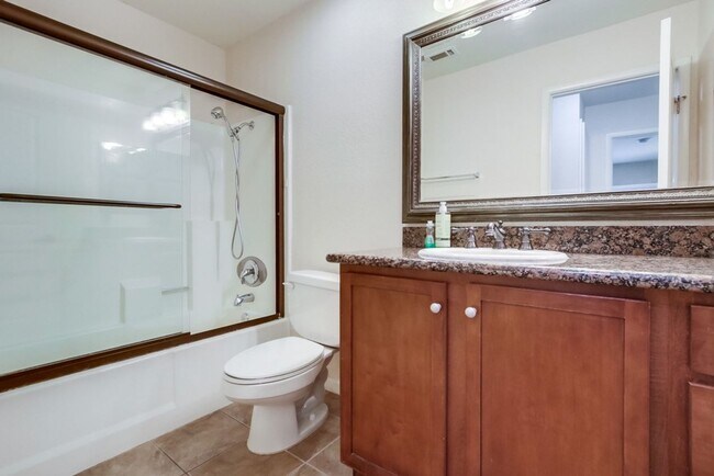 Building Photo - Beautiful 2 Story Townhouse with Prime Location!!