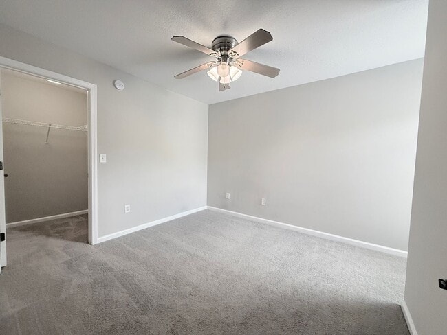 Building Photo - BEAUTIFUL 3/2.5 Hillcrest Townhome with ov...