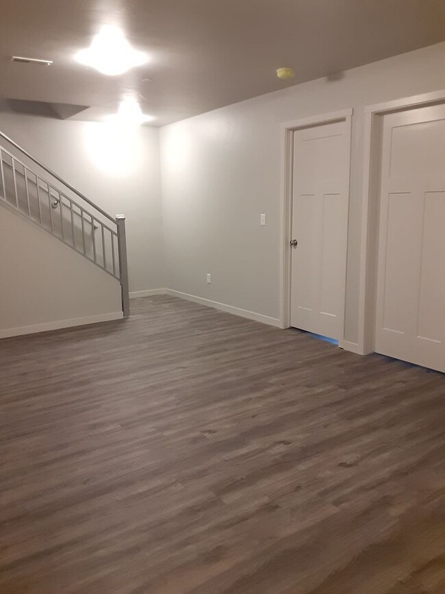 Building Photo - Modern Living in a 3-Bed, 2-Bath Townhome with Attached 2 Car Garage