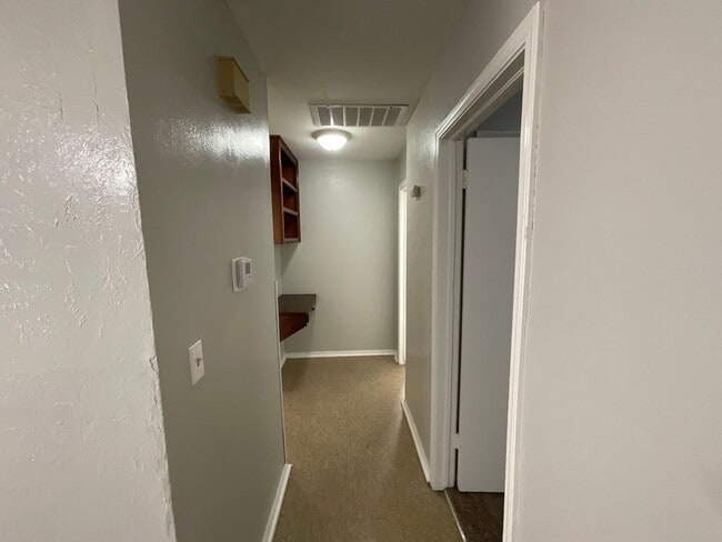 Building Photo - 3 bed. 1.5 bath 2 living areas