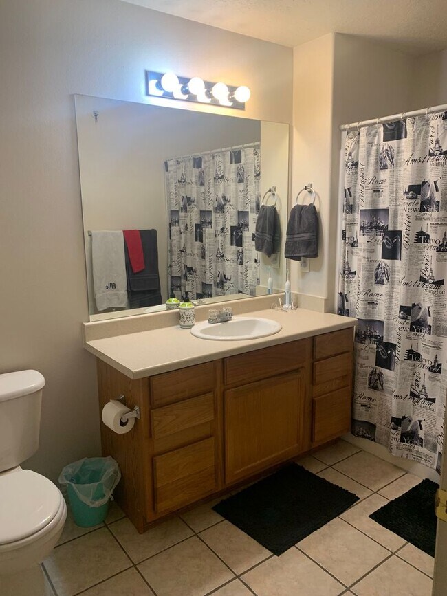 Building Photo - PRIVATE ROOM available at University Avenue Condos