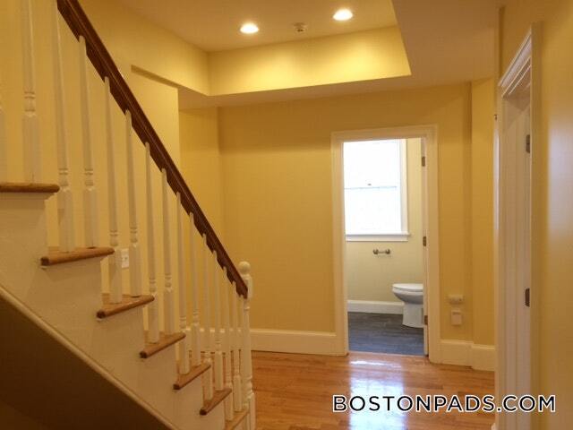 Building Photo - 208 Holland St