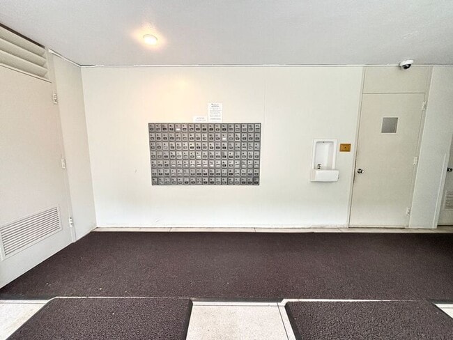 Building Photo - 1511 Nuuanu Ave