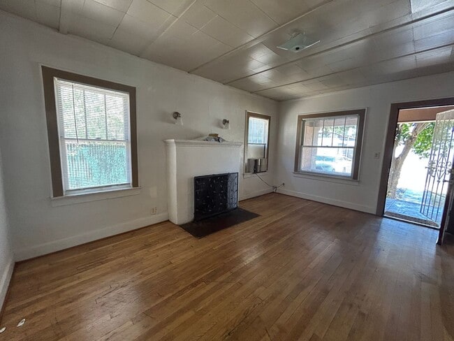 Building Photo - 3 bed, 1 bath, backyard