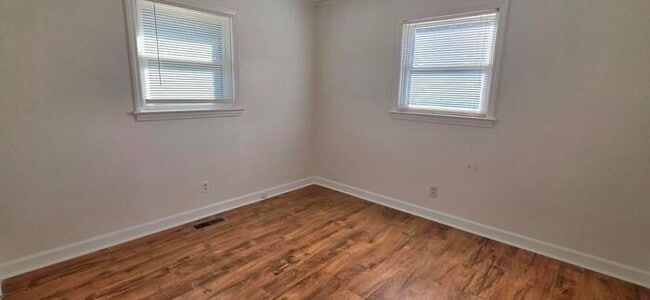 Building Photo - Renovated 2BD/1BA Duplex in Granite Falls!