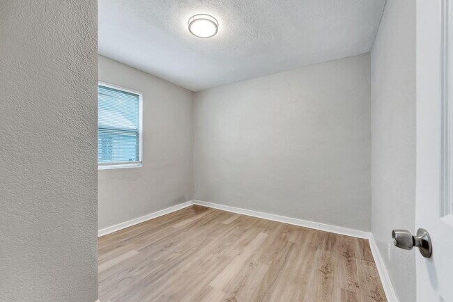 Building Photo - 172 W 15th St