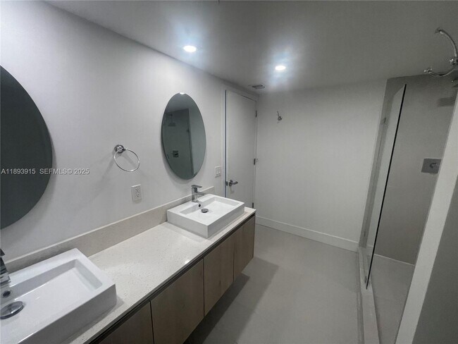 Building Photo - 13800 Highland Dr