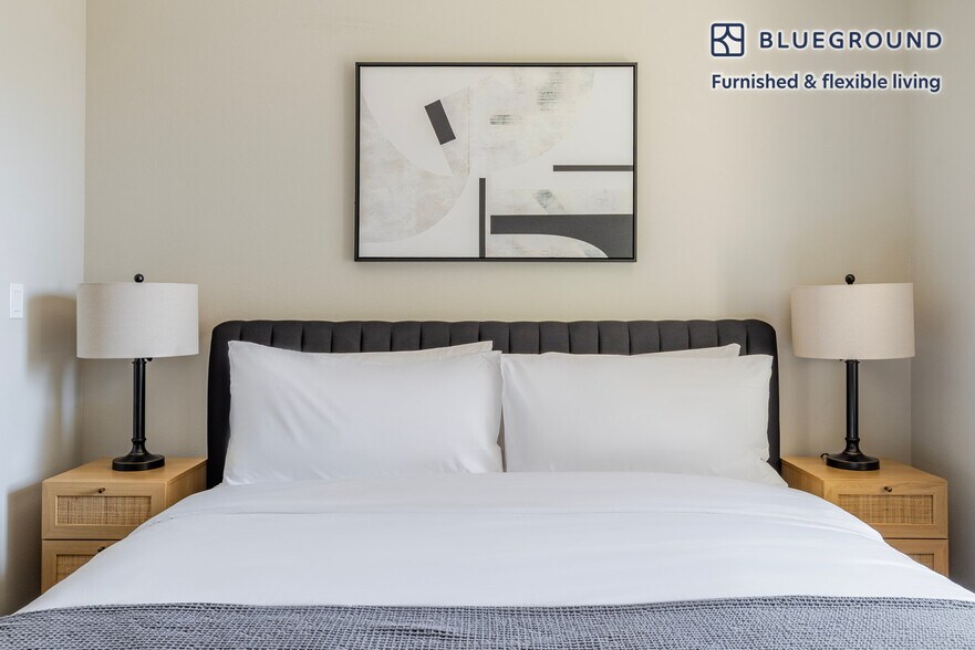 Building Photo - 3560 Rambla Pl