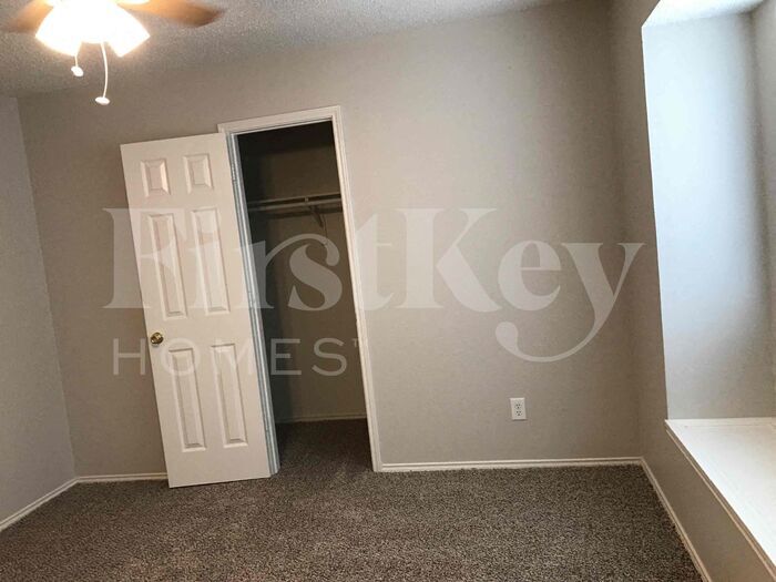 Building Photo - 5704 Creekhollow Dr