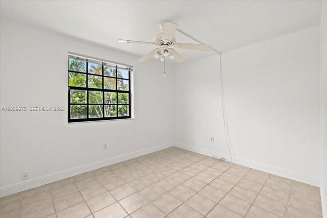 Building Photo - 999 Hamilton Dr