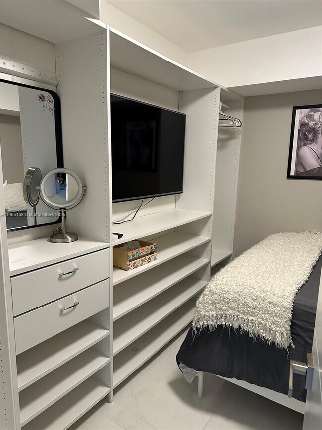 Building Photo - 16485 Collins Ave