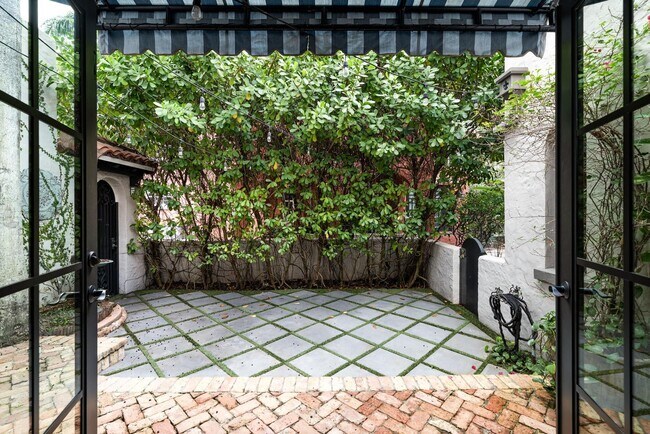 Building Photo - 447 Giralda Ave