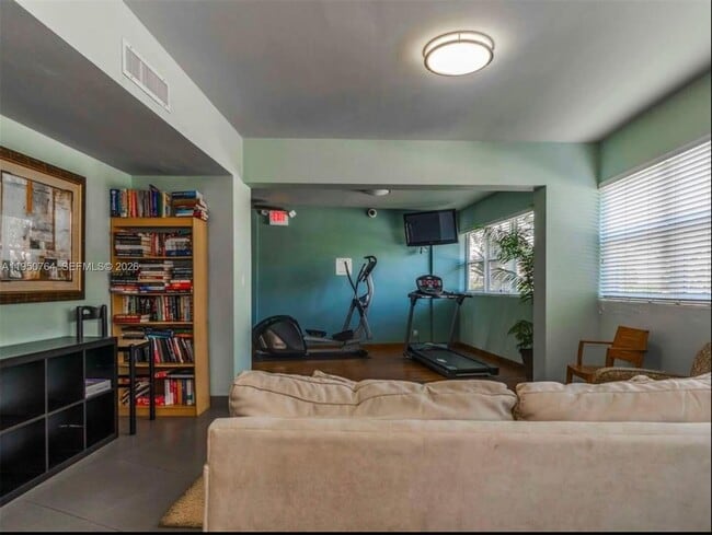 Building Photo - 3250 NE 28th St