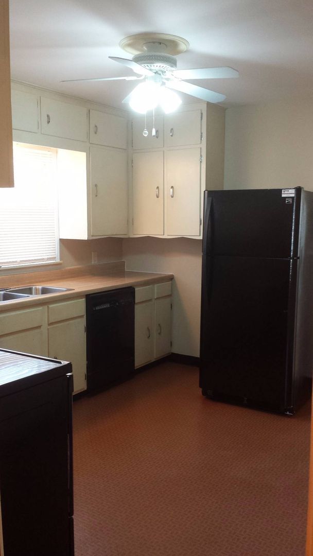 Building Photo - 3 Bedroom, 1.5 Bathroom House with Detached Double Garage