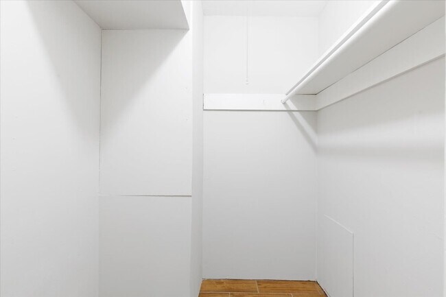 Building Photo - 1016 E 7th St