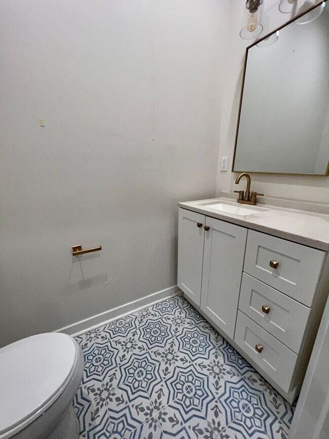 Building Photo - Newly Renovated 3-Bedroom Townhouse in Wes...