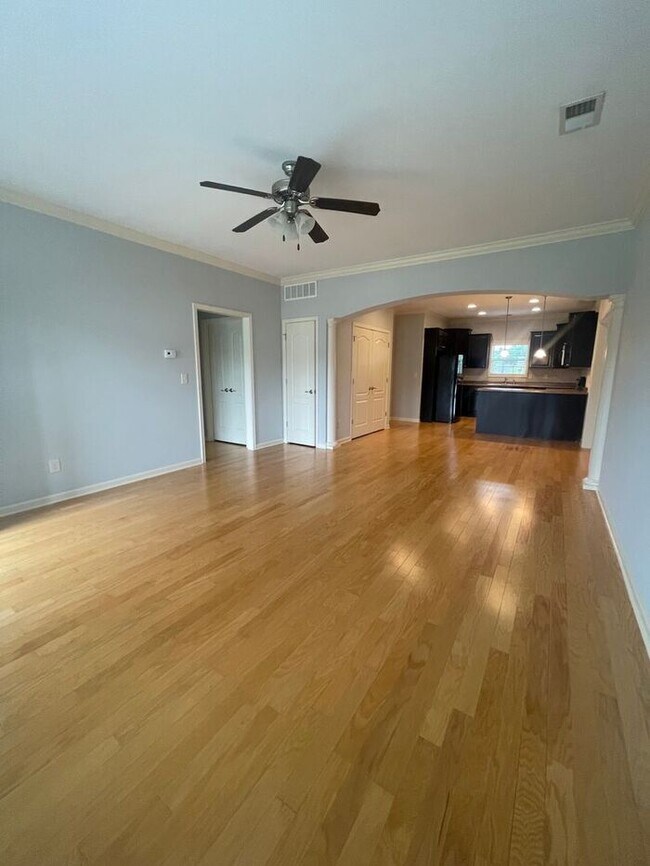 Building Photo - Charming 2 Bed, 2 Bath Home with Garage