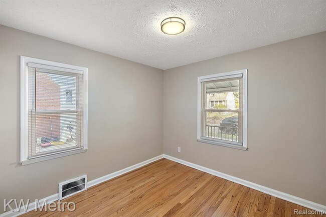 Building Photo - 531 Albany St