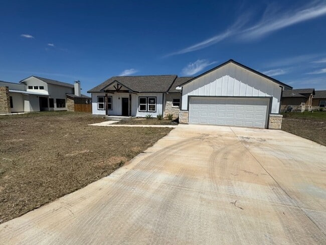 Building Photo - Super Nice Beautiful  3 bedroom 2 bath- In La Vernia with Over .43 acres