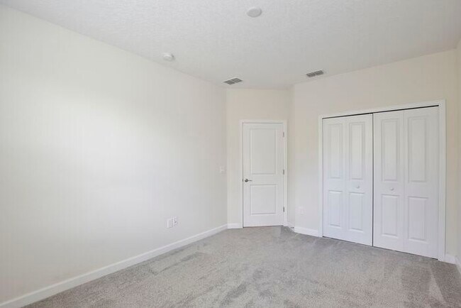 Building Photo - Beautiful 4/3.5 Townhome with a Spacious 2 Car Garage Located in Trails at Moss Park - Orlando