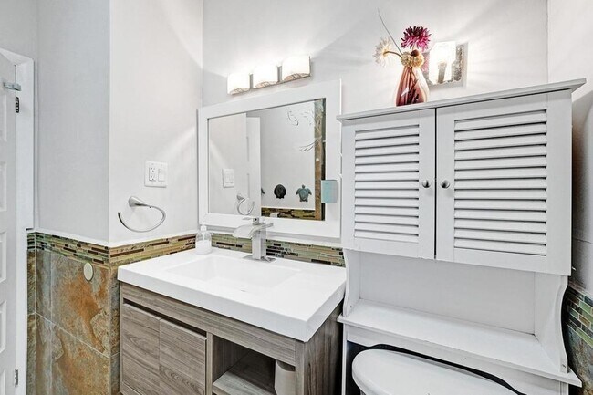 Building Photo - 2000 Jackson St