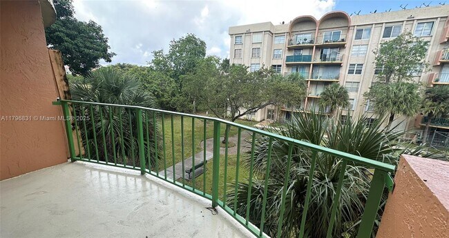 Building Photo - 9350 Fontainebleau Blvd
