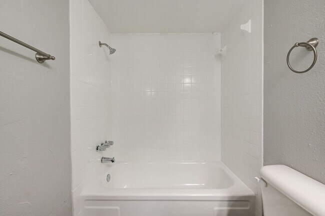 Building Photo - 1 Bed 1 Bath Apartment