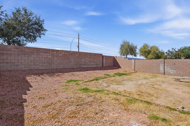 Building Photo - Three bedrooms PLUS Den! Ready to Move In