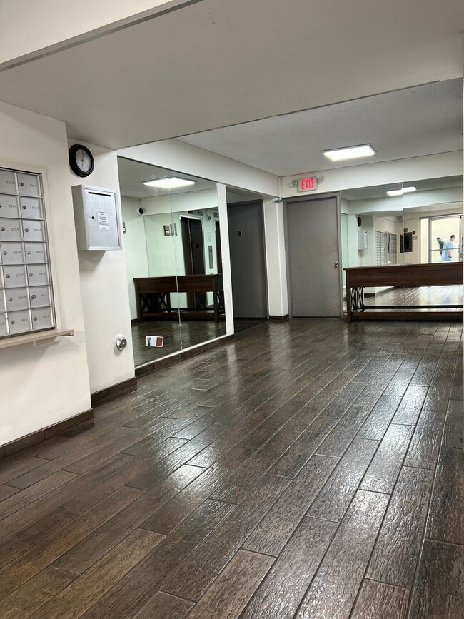 Building Photo - Beautiful 1/1/1 with Sunset Views