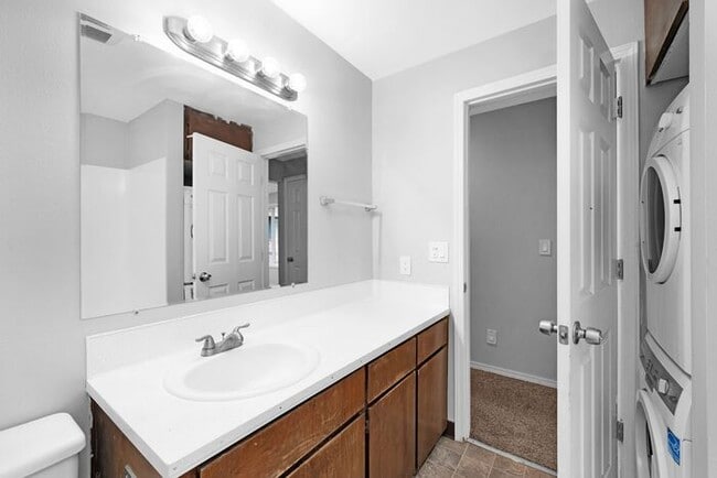 Building Photo - Recently upgraded 3 Bedroom! Washer/Dryer in unit!, Great Location! $500.00 Deposit OAC*!!