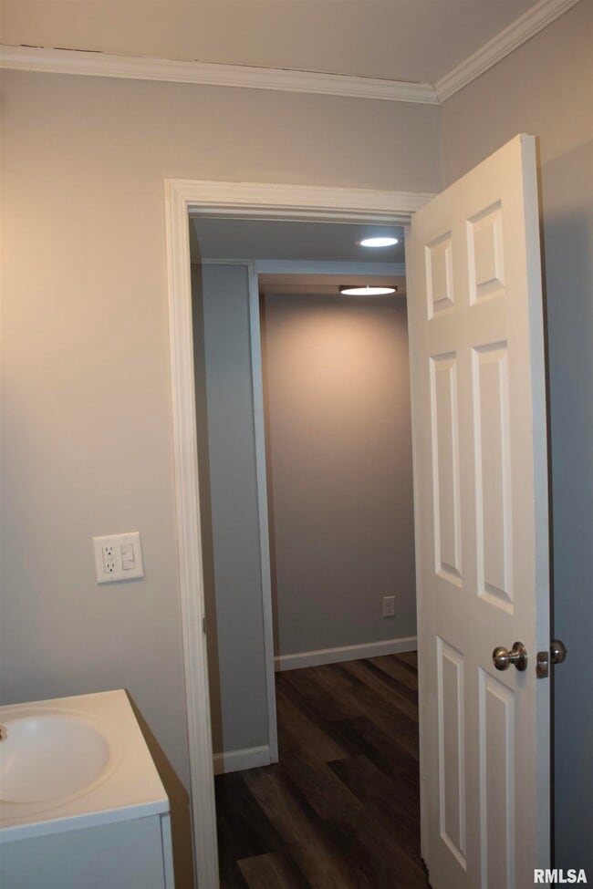 Building Photo - 2539 W Monroe St