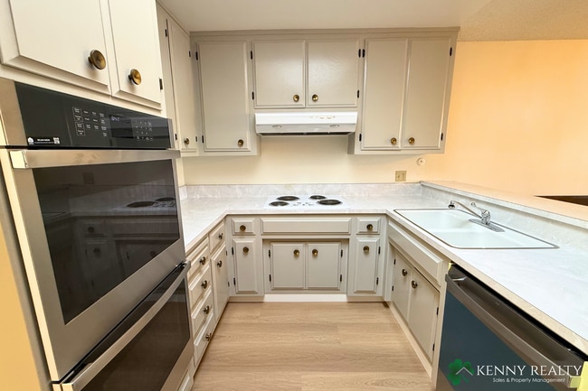 Building Photo - Updated 3 Bedroom, 2 Bathroom in Laurelwood Neighborhood San Mateo