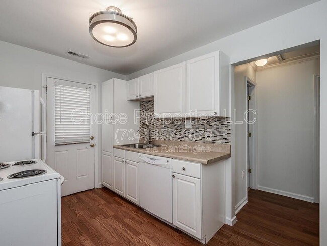 Building Photo - 5111 Valley Stream Rd