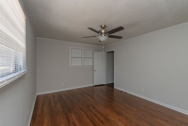 Building Photo - $1275 - 3 bed/1 bath, single-family home f...