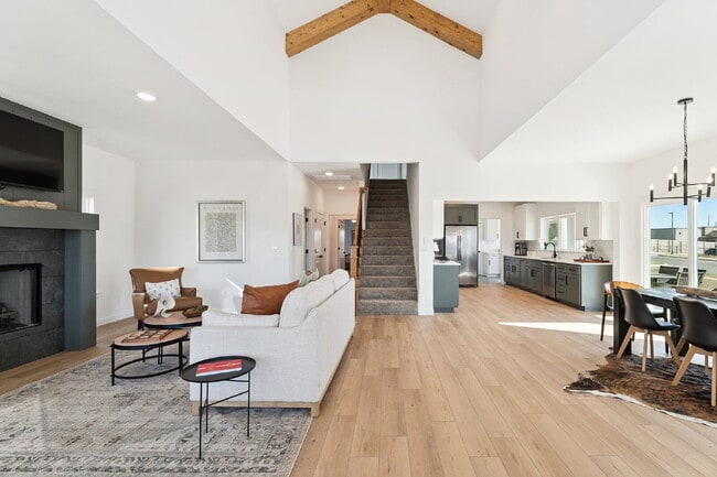 Building Photo - Fully Furnished 4 Bedroom + Bonus Room