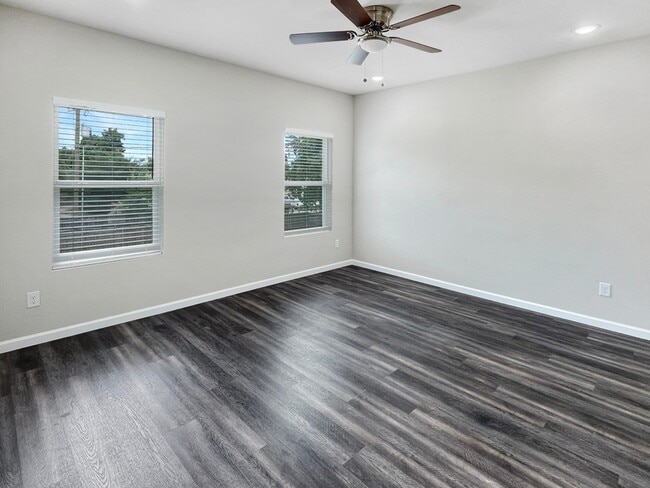 Building Photo - 3215 Chenault St