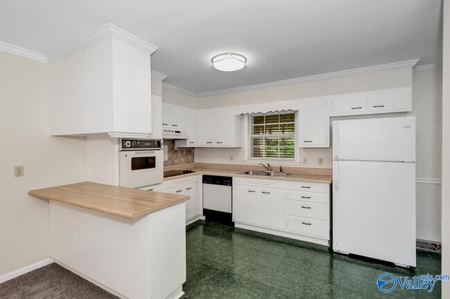 Building Photo - 2320 Rodgers Dr NE