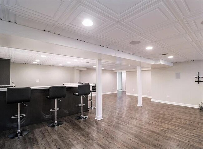 Building Photo - EXQUISITE Hillside Home