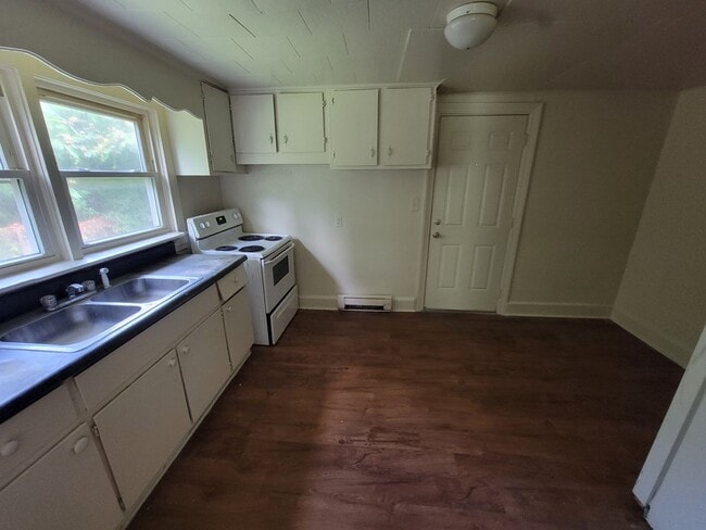 Building Photo - 3 Bedroom 1 Bathroom House