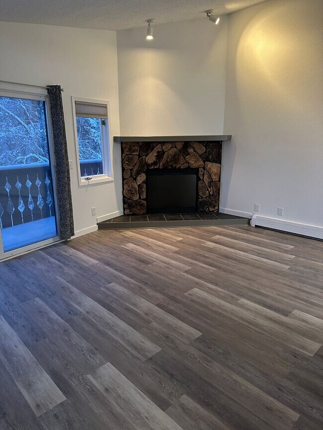 Building Photo - Newly Remodeled, 1 Bed/1 Bath Garage/Washer/Dryer