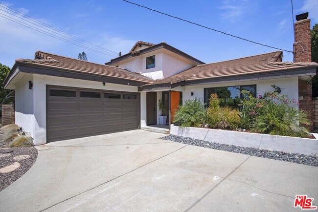 Building Photo - 4765 Round Top Dr