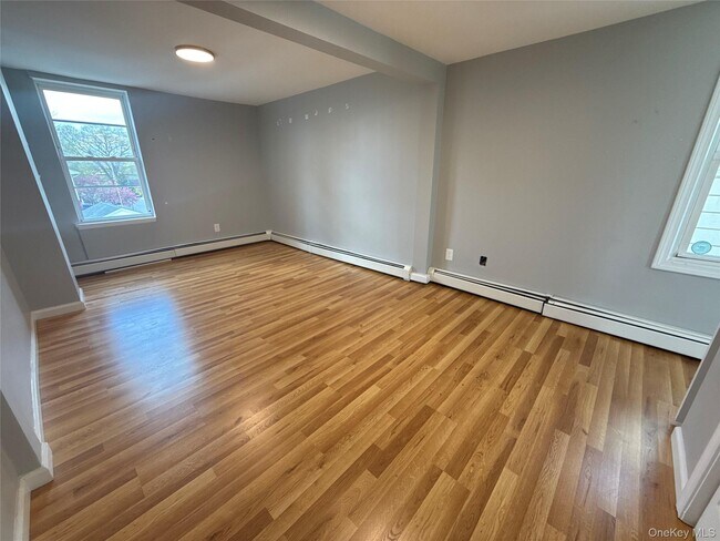 Building Photo - 49 1/2 Elm St