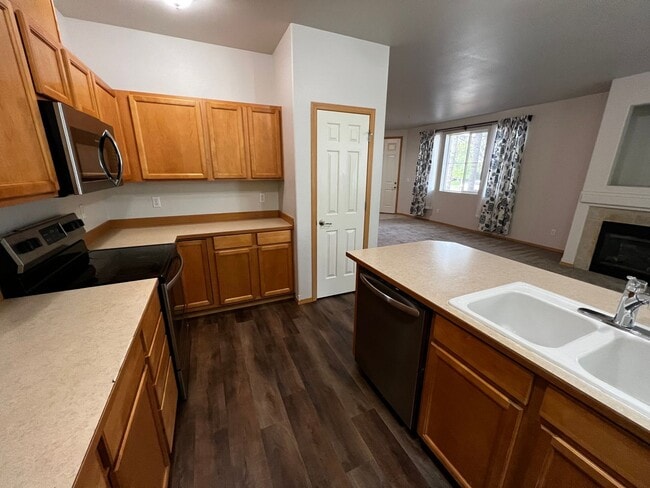 Building Photo - DuPont, end unit, 3 bedroom, 2.5 bath Townhome