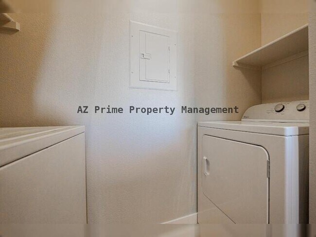 Building Photo - 1880 E Morten Ave